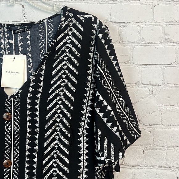 BloomChic Black & White Geometric Print Ruffle Sleeve Button Detail Top Size 12 - Picture 6 of 9